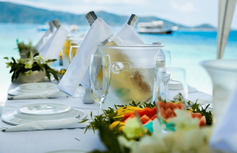 3 hình ảnh ăn tối bên bãi biển lãng mạn trên Shutterstock
